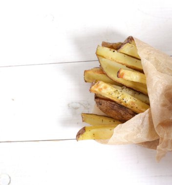 Fast food. Masada patates kızartması var.