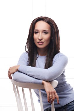 Beyaz arka planda bir kadın