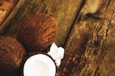 Tahta bir masada hindistan cevizi