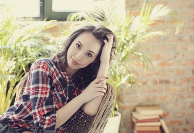 Gün boyunca evde hoş bir kadın var.