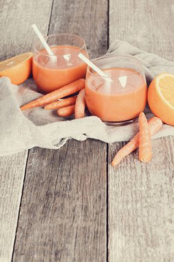 морквяний сік на столі