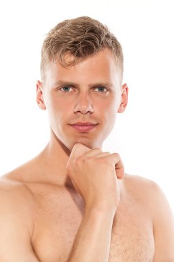 Beyaz arka planda yakışıklı, çıplak, beyaz adam portresi.