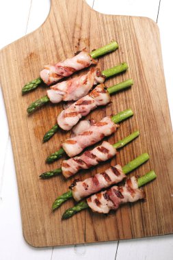 Yiyecekler. Pastırmalı lezzetli kuşkonmaz.