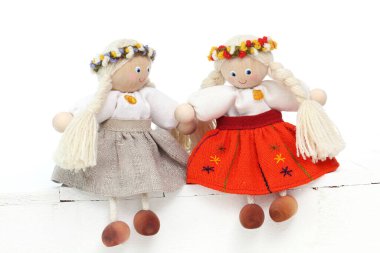 Beyaz arka planda sevimli oyuncak bebekler, boşluğu kopyala