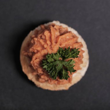 Yiyecekler. Siyah arka planda nefis aperatifler