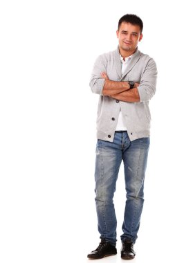 Beyaz arka planda izole edilmiş genç yakışıklı adamın stüdyo portresi.