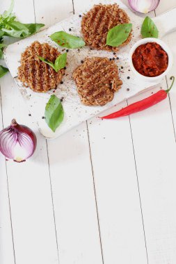 Yiyecekler. Masada nefis pirzola var.