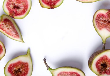 Beyaz arkaplanda yeşil incir