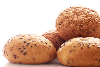 Farklı tohumlarla taze çörekleri kapatıyoruz.