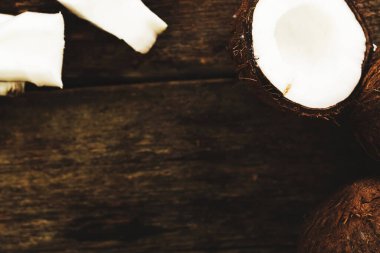 Tahta bir masada hindistan cevizi