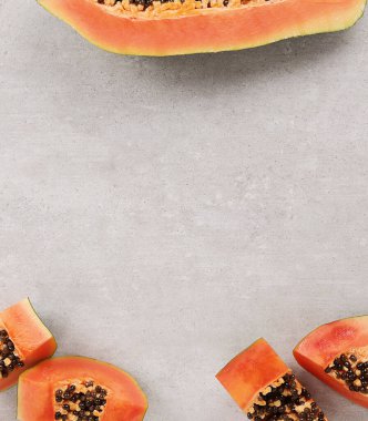 Yiyecekler. Papaya masanın üstünde.