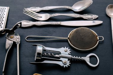 Yemek, mutfak. Mutfak gereçleri masada.