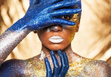 poz bir kadın portresi altın ve mavi boya ile kaplı