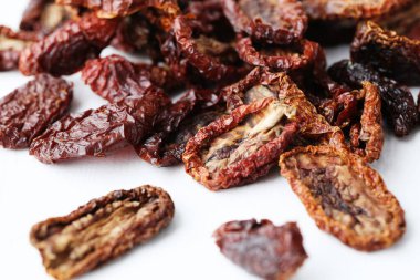 Beyaz arkaplanda güneşte kurutulmuş domates.