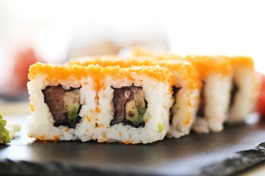 Yiyecekler. Masada lezzetli suşi var.