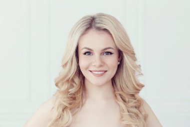 Sarı saçlı güzel bir kadın.