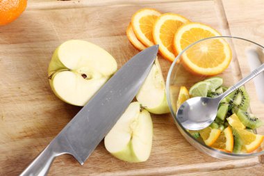 Mutfak masasında farklı taze meyveler var.