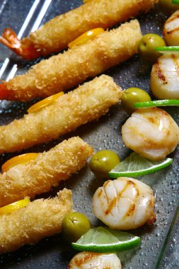 Hepsi portakal soslu deniz tarakları ve çatırdayan kaplan karideslerinden.