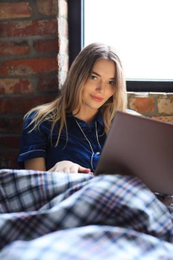 Yaşam tarzı. Yatakta güzel bir kız.