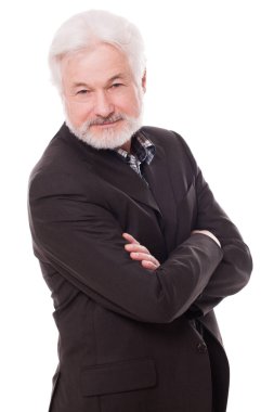 Gri sakallı yakışıklı yaşlı adam beyaz arka planda izole edilmiş.