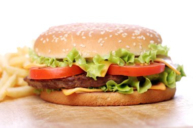 Büyük ve lezzetli bir burger.