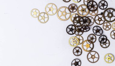 Detaylar, teknoloji. Beyaz arkaplanda küçük dişliler yığını