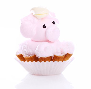 Beyaz üzerine izole edilmiş domuz şeklinde taze ve lezzetli bir pasta.