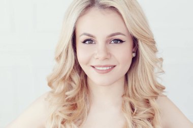 Sarı saçlı güzel bir kadın.