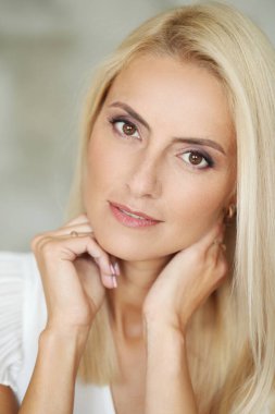 Beyaz elbiseli güzel sarışın.