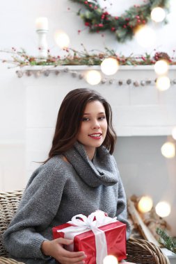 Noel zamanı. Kırmızı hediyeli tatlı kız.