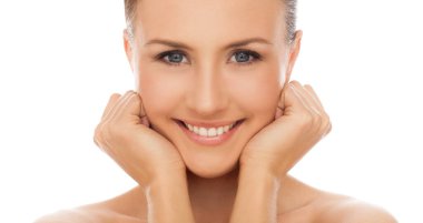 Genç mutlu güzel doğal beyaz arka plan üzerinde çıplak kadın