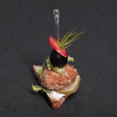 Yiyecekler. Siyah arka planda nefis aperatifler