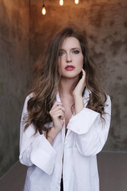 Kırmızı ruj ile güzel kadın