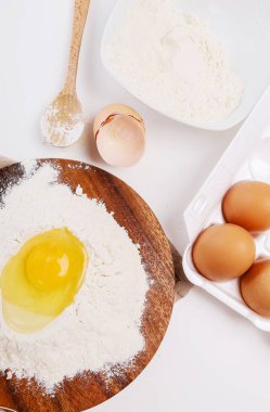 Mutfak, mutfak. Hamur ve yumurtalar masada.