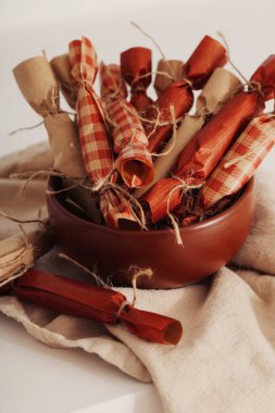 Noel zamanı. Masaya paketlenmiş şeker.