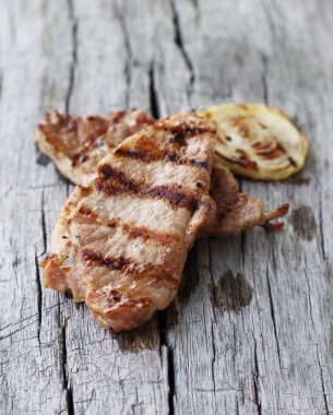 Ahşap masada taze ızgara biftek.