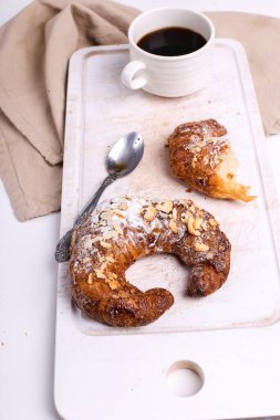 Yiyecekler. Ay çöreği masada.