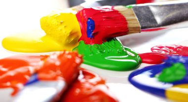 Renkli boya ve fırçaları kapat