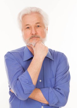 Gri sakallı, yakışıklı, yaşlı bir adam. Düşünceli, beyaz arka planda soyutlanmış.