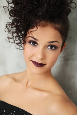 Moda. Tuhaf saçlı güzel bir kadın.