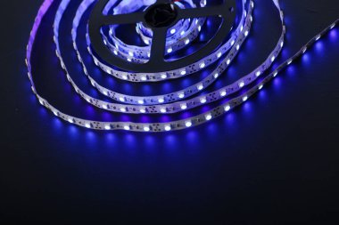 Masanın üzerinde hafif bir kurdele var.