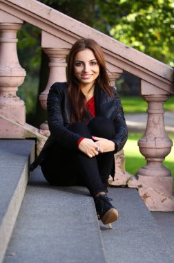 merdivenlerde genç ve güzel esmer