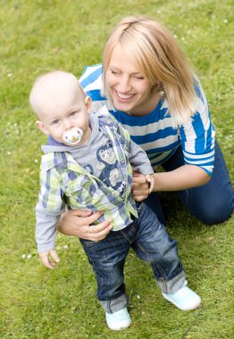 genç ve mutlu anne ile oğlu Park