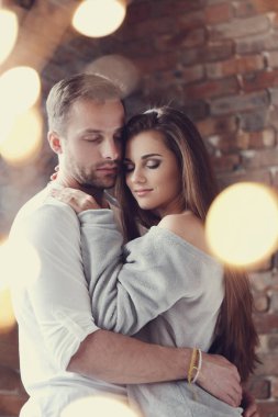 Tutku. Evde sevimli bir çift var.