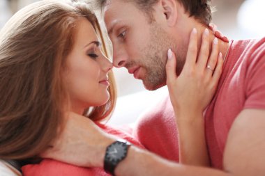 İlişki. Evde sevimli bir çift var.