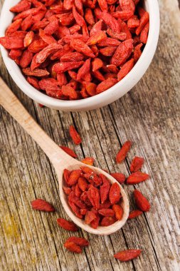 Goji meyveleri masada.