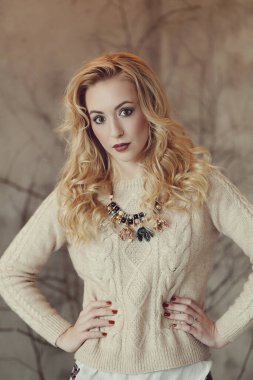 Sarışın, güzel bir kadın.