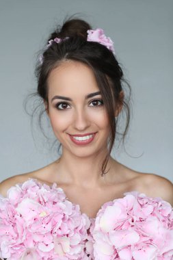 Güzel vücutlu güzel bir kadın.