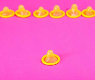 Masada sarı prezervatifler var.