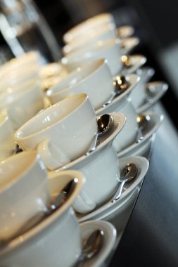 Lokantada kaşık olan kahve fincanlarının yakın çekimi.